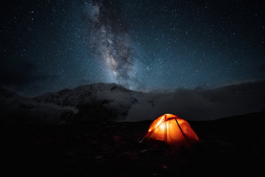 Kempování v base campu na expedici Himlung Himal.