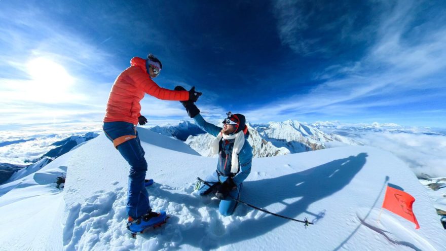 Benedikt Böhm a jeho parťák Prakash Sherpa dosáhli vrcholu nepálské sedmitisícovky Himlung Himal v rekordním čase 6:43 h.