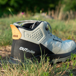 Výrazný jazýček vzadu nad patou usnadňuje nazouvání. Na zavěšení bot jej ale použijete jen těžko