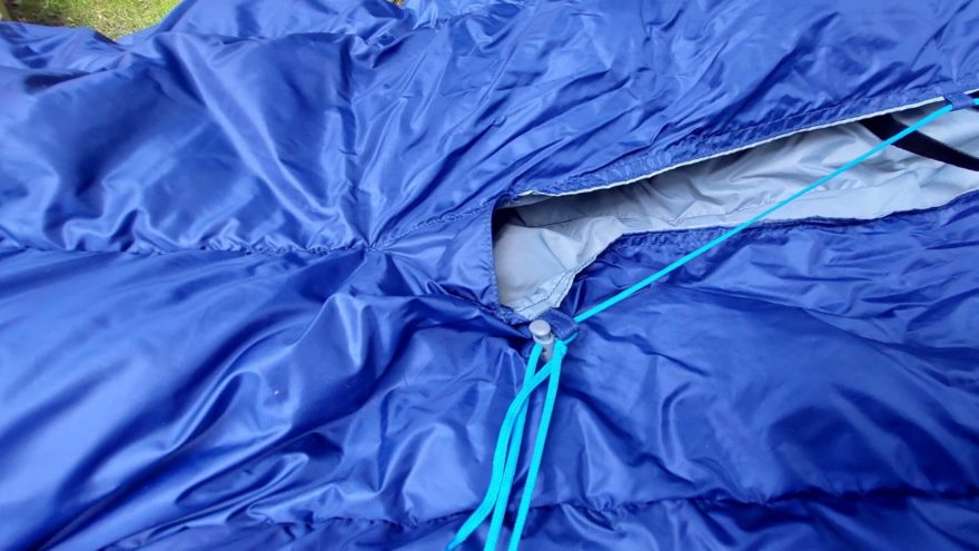 Detail stahování pomocí samosvorky v nožní částí spacáku SIR JOSEPH TETON 560 QUILT