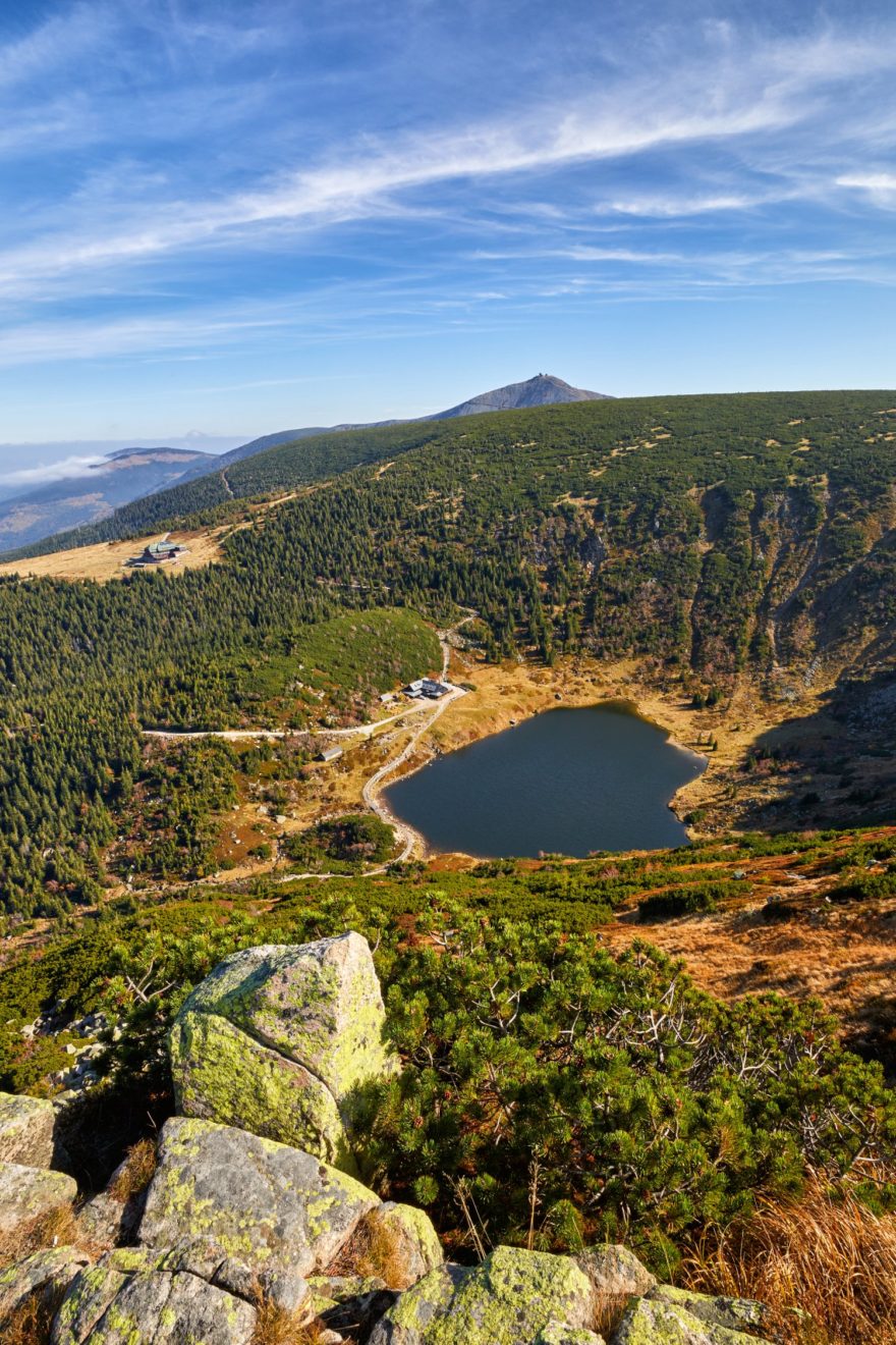 Jezero Mały Staw, na polské straně Krkonoš v krkonošském národním parku.