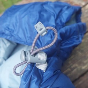 Stahování okolo ramen je řešeno elastickou tkanicí a samosvorkou - SIR JOSEPH TETON 560 QUILT