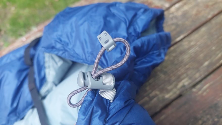 Stahování okolo ramen je řešeno elastickou tkanicí a samosvorkou - SIR JOSEPH TETON 560 QUILT