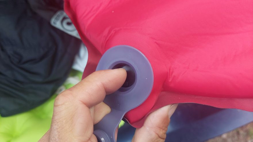 Pro vypuštění je třeba stlačit jednocestný ventil pod krytkou - WARG RADON MUMMY 5