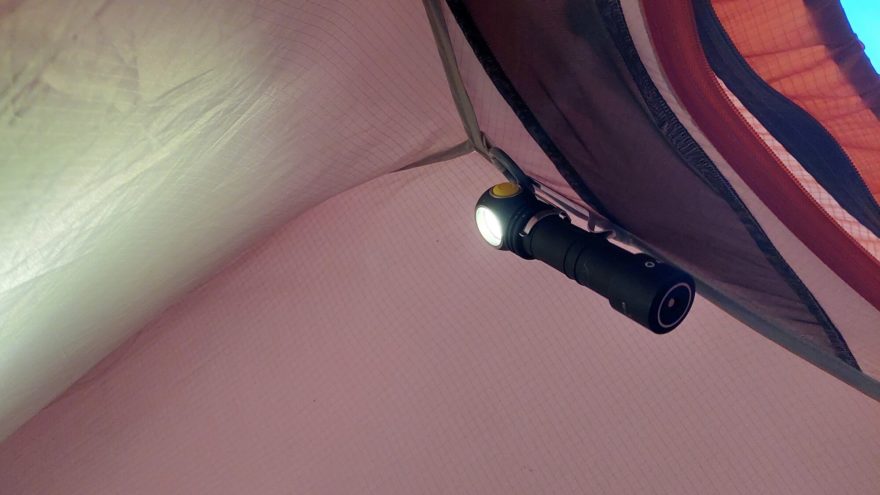 Zavěšení ve stanu pomocí ocelového klipu - ARMYTEK WIZARD C2 PRO