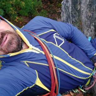 Když fouká, lze kapuci přetáhnout přes horolezeckou helmu - CRAZY AVENGER LIGHT MAN