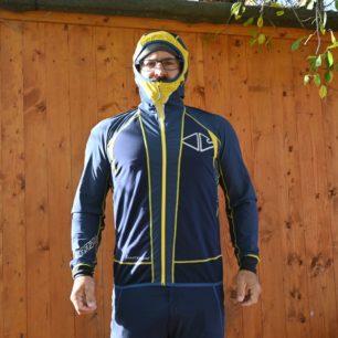 Přetažená kapuce CRAZY AVENGER LIGHT MAN nepotřebuje žádnou regulaci