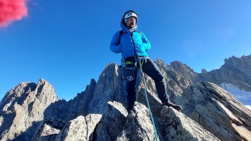 Ruce je možno odložit do kapes na břiše - SIR JOSEPH SAREK MAN