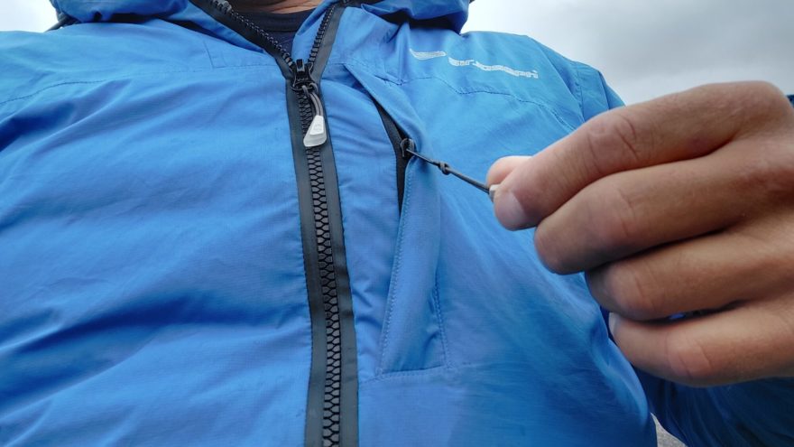 Zip na levé straně hrudníku se rozepíná směrem dolů - SIR JOSEPH SAREK MAN