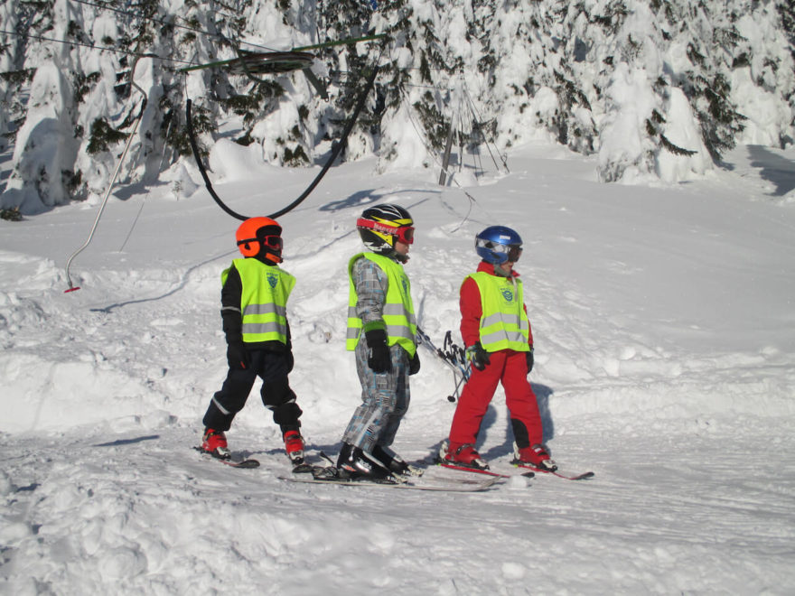 tragická skupinka – děti v předškolním věku s vestičkou přes kombinézu znamenají buď počůrané oblečení nebo počůrané ruce instruktora, zimní outdoorové aktivity s dětmi