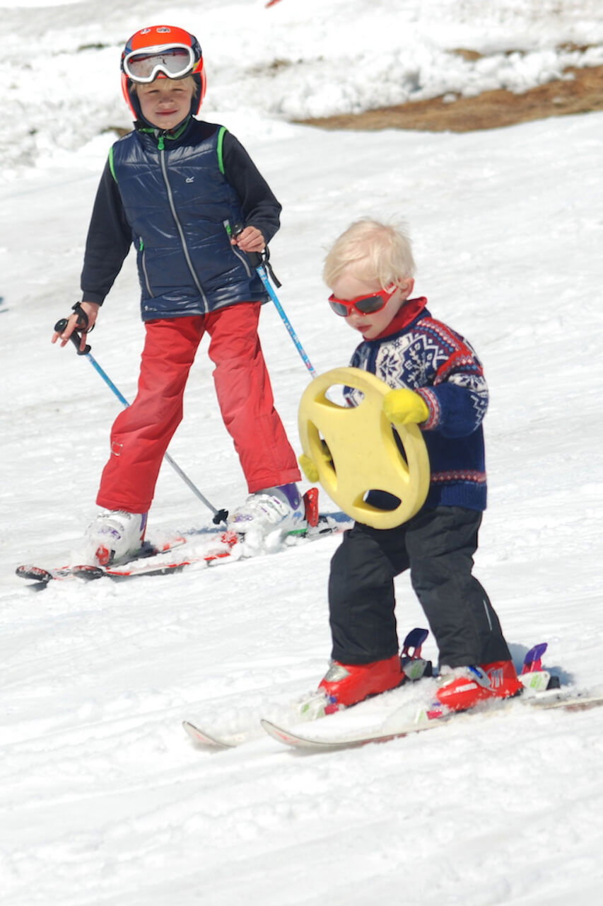 Teplé jarní počasí svádí k odhazování úplně všeho, malým dětem ale zásadně necháváme dlouhé rukávy a rukavice, především jako mechanickou ochranu při pádu do hrubozrnného firnu. (zimní outdoorové aktivity s dětmi)