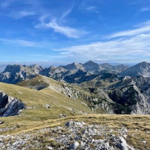 Výhled na majestátní horstva na bosenské i černohorské straně (na nejvyšší vrchol Bosny a Hercegoviny nejtěžší cestou)
