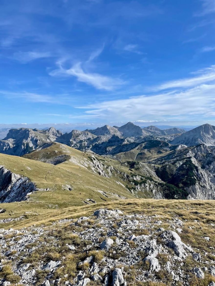Výhled na majestátní horstva na bosenské i černohorské straně (na nejvyšší vrchol Bosny a Hercegoviny nejtěžší cestou)
