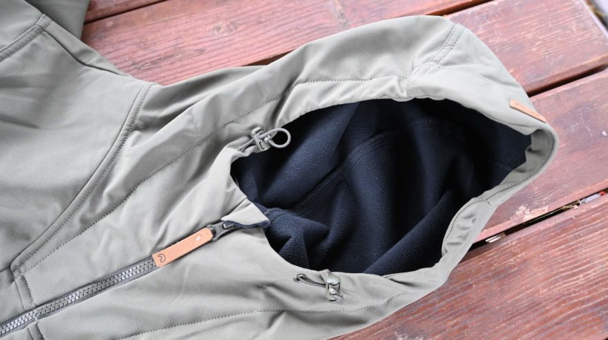 Technické řešení stahování kapuce a příjemný materiál na rubové straně - NORTHFINDER AUGUST