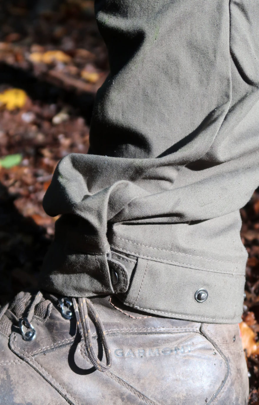 Detail maximálního dolního stažení nohavic kalhoty TOMMY