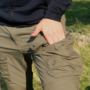 Hlavní cargo kapsy kalhot TOMMY jsou zepředu dobře přístupné