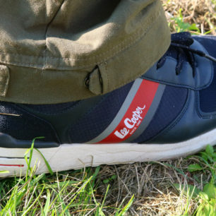 Kalhoty Northfinder TOMMY lze nosit ve městech i v lehkém terénu jak tato, dole nestažené