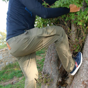 Kalhoty TOMMY umožňují díky svému značnému zastoupení materiálu Spandex bezproblémovou a velmi širokou škálu pohybů a kroků