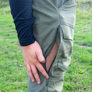 Když je horko, lze použít účinné a přitom dobře kryté větrání pomoci 30 cm zipů v ose podélného švu