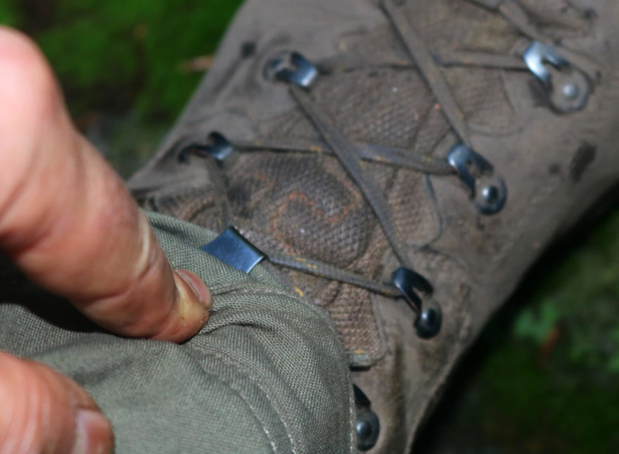 Nohavice kalhot TOMMY je možno zajistit ke šněrování háčkem