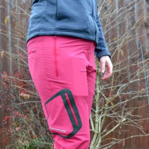 Boční kapsa s rýsujícím se telefonem. Dámské outdoorové kalhoty Northfinder Mattie