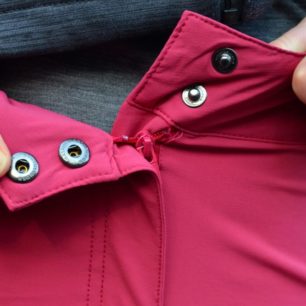 Kalhoty se zapínají pomocí zipu a dvou druků. Dámské outdoorové kalhoty Northfinder Mattie.