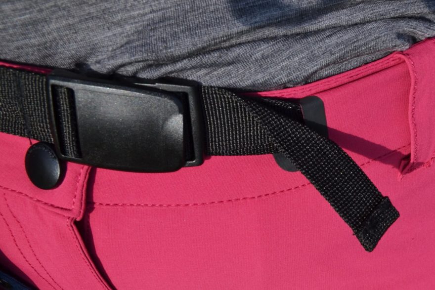 Dotažení v pase umožňuje integrovaný opasek s plastovou sponou. Dámské outdoorové kalhoty Northfinder Mattie.