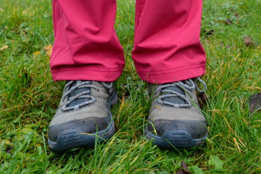 Nohavice jsou rovného střihu. Dámské outdoorové kalhoty Northfinder Mattie.