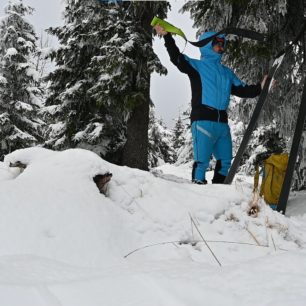Kapuce NORTHFINDER OHNISTE lze přetáhnout přes helmu