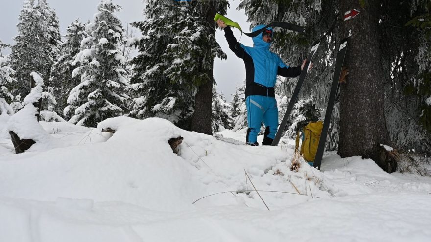 Kapuce NORTHFINDER OHNISTE lze přetáhnout přes helmu