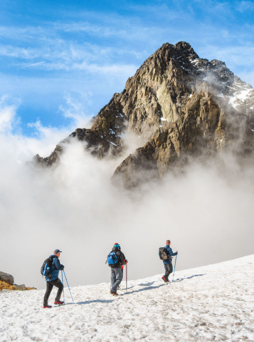 Mimo vyhrazené trasy je možné se v zimě ve Vysokých Tatrách pohybovat v doprovodu horského vůdce.