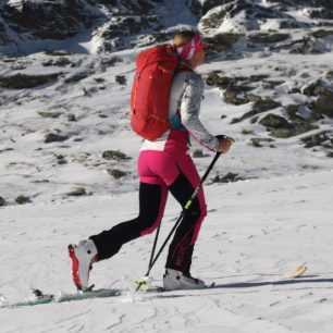 Rozšířené zakončení nohavic kalhot Northfinder Javorinka umožňuje snadné přetažení přes skialpinistické skelety