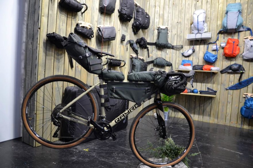 Specialista na bikepackingové vybavení, AcePac, ukázal horské kolo naložené brašnami v plné parádě. ISPO 2022