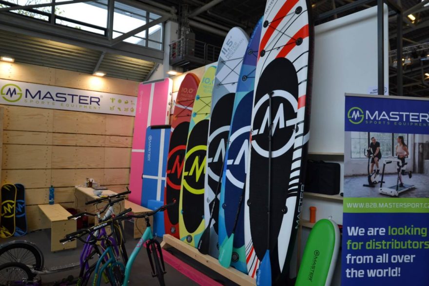 Paddleboardy několika velikostí od značky Master sport. ISPO 2022