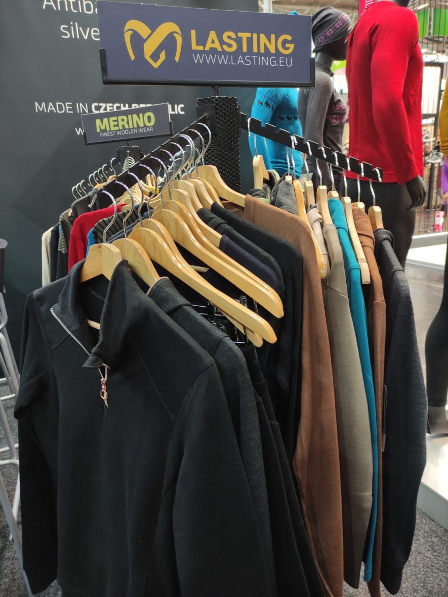 Lasting šije z extrémně jemné merino vlny o tloušťce 16 mikronů, která vyniká izolačními schopnostmi, a navíc nekouše. ISPO 2022