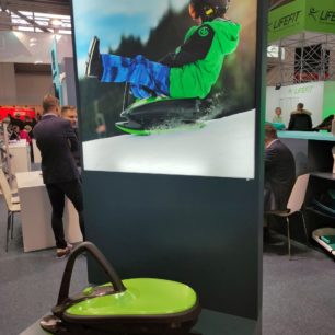 Skidrifter značky Plastkon umožňuje kontrolovat dynamiku carvingu pomocí MSP tlačítka a zatáčet vlastní vahou. ISPO 2022