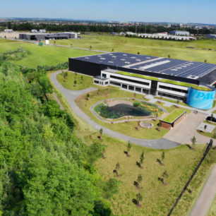 Moderní zelená továrna značky PAC v bavorském Schweinfurtu je uhlíkově neutrální, disponuje vlastní elektřinou ze solárních panelů i špičkovou technologií pro výrobu.