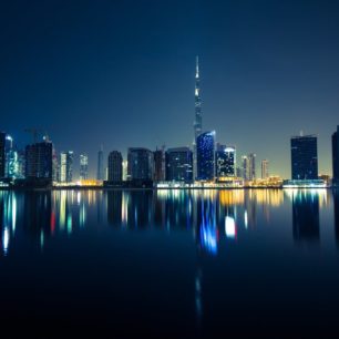 Noční panorama Dubaje s nejvyšší budouvou světa - mrakodrapem Burdž Chalífa.