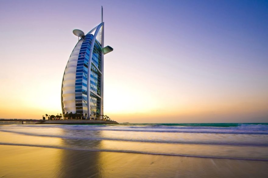 Pětihvězdičkový hotel Burj Al Arab ve tvaru arabské plachetnice je ikonickou kulisou pláže Kite Beach, Dubaj.