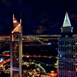 Noční panorama Dubaje.