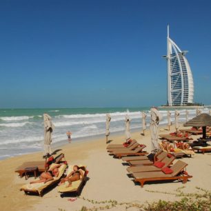 Pětihvězdičkový hotel Burj Al Arab ve tvaru arabské plachetnice je ikonickou kulisou pláže Kite Beach, Dubaj.