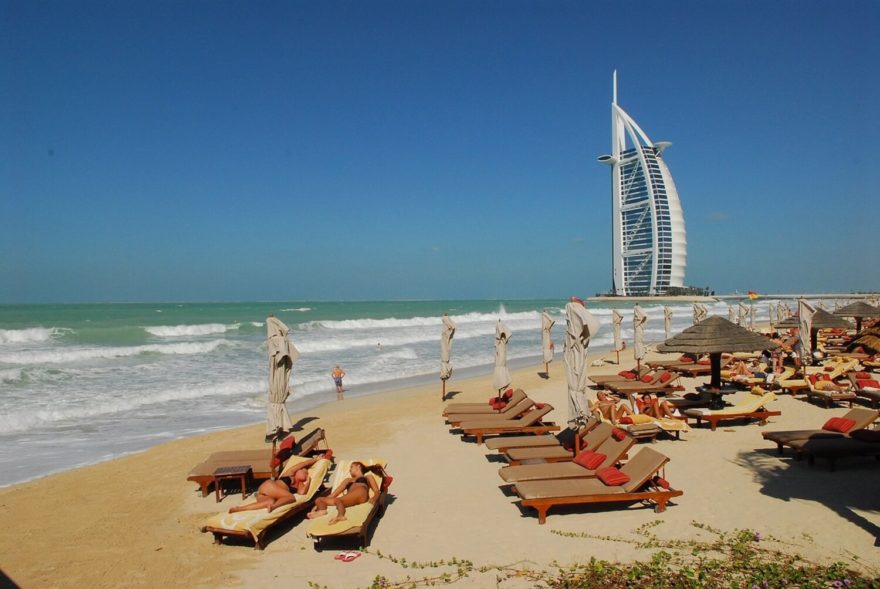 Pětihvězdičkový hotel Burj Al Arab ve tvaru arabské plachetnice je ikonickou kulisou pláže Kite Beach, Dubaj.