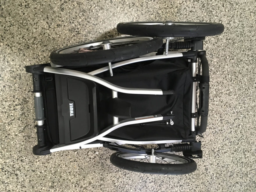 Kočárek Thule Glide 2 lze složit téměř do placky