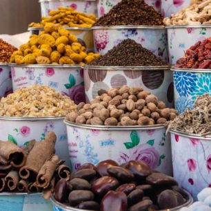 V historické čtvrti Deira navštivte tradiční tržnice zvané souky, kde se prodává zlato, koření i suvenýry. Dubaj.