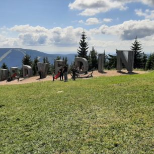 Nápis Medvědín na vrcholku stejnojmenné lanovky ve Špindlerově Mlýně je prolézačkou pro děti v létě i zimě.