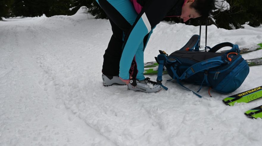 Kalhoty NORTHFINDER KAMENISTA lze snadno přetáhnout přes skialpové lyžáky