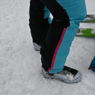 Při zapnutých lyžácích na sjezd není problém dopnout nohavice - NORTHFINDER KAMENISTA
