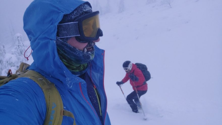 Kapuce lze nastavit na helmu, ale i jenom na čepici - Northfinder CHABENEC