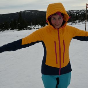 Bunda díky elastickým panelům nijak neomezuje v pohybu- NORTHFINDER OPALENA