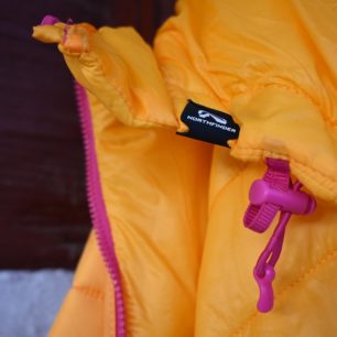 Detail stahování kapuce bundy NORTHFINDER OPALENA